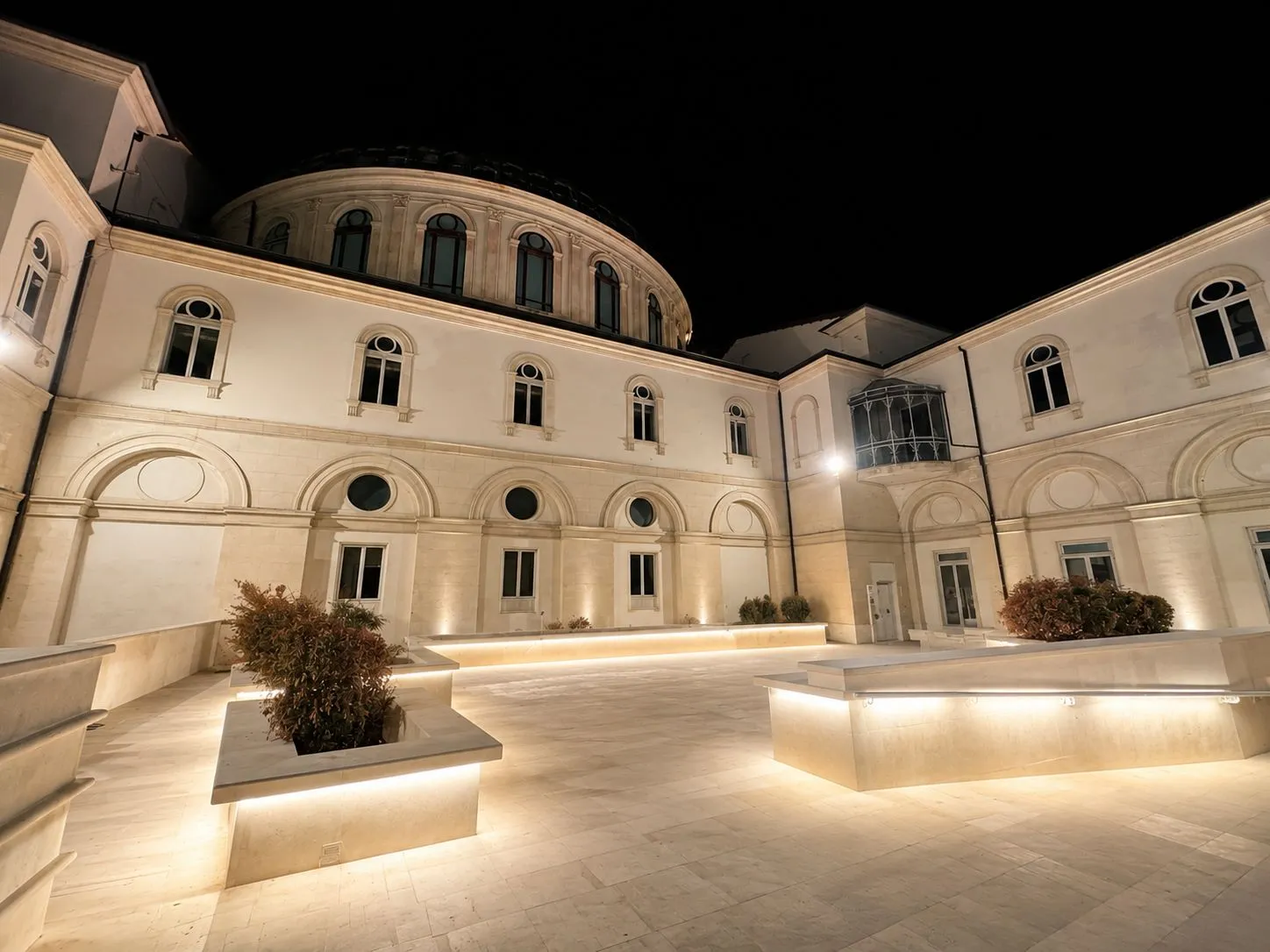 La Terrazza del Vespasiano illuminata di sera a Rieti